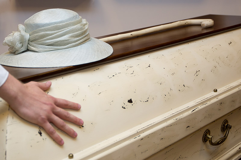 Hand auf Sarg